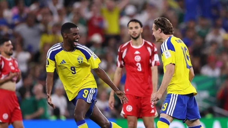 Alexander Isak ghi bàn cho ĐT Thụy Điển